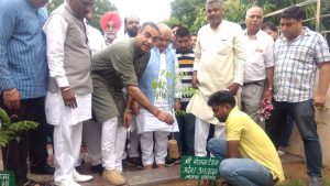 जनसंघ के संस्थापक डॉ. श्यामा प्रसाद मुखर्जी के जन्मदिवस पर भारतीय जनता पार्टी द्वारा राष्ट्रीय स्तर पर संगठन पर्व सदस्यता अभियान के अंतर्गत चण्डीगढ़ भाजपा द्वारा भी आज पार्टी कार्यालय कमलम में केन्द्रीय कृषि मंत्री नरेन्द्र सिंह तोमर के कर कमलों द्वारा शुभारंभ किया गया। इस कार्यक्रम में चण्डीगढ़ भाजपा के प्रदेश अध्यक्ष संजय टंडन, संगठन महासचिव दिनेश कुमार, पूर्व सांसद सत्यपाल जैन, सदस्यता अभियान प्रमुख रामवीर भट्टी व सह-प्रमुख सतिन्द्र सिंह, मेयर राजेश कालिया, महासचिव प्रेम कौशिक व चन्द्रशेखर, सहित पार्टी के सैंकड़ों पदाधिकारियों और कार्यकर्ताओं ने भाग लिया।