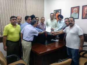 – सैक्टर 48 और 51 की रेजिडेंट ऑफ कॉओप्रेटिव ग्रुप हाउसिंग सोसायटी का एक प्रतिनिधिमंडल अपनी समस्याओं को लेकर भारतीय जनता पार्टी चण्डीगढ़ के प्रदेश अध्यक्ष संजय टंडन से पार्टी कार्यालय कमलम में मुलाकात की और उन्हें अपनी समस्याओं से अवगत करवाया।