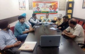 भारतीय जनता पार्टी द्वारा चलाये जा रहे सदस्यता अभियान को लेकर आज देशभर में वीडियो कॉन्फेंस के माध्यम से कार्यकारी अध्यक्ष जे पी नढ्ढा, राष्ट्रीय उपाध्यक्ष व सदस्यता अभियान के राष्ट्रीय संयोजक शिवराज सिंह चौहान और संगठन महामंत्री बी एल संतोष, राष्ट्रीय सदस्यता सह-संयोजक दुष्यंत गौतम, दक्षिण राज्यों के सदस्यता प्रभारी शोभा देवी और सूचना सम्पर्क विभाग के राष्ट्रीय संयोजक अमित मालविया ने सभी प्रदेशों की समीक्षा बैठक की। इस कार्यक्रम का सीधा प्रसारण का आयोजन भाजपा चण्डीगढ़ के प्रदेश कार्यालय कमलम में भी किया गया। जिसमें प्रदेश अध्यक्ष संजय टंडन, प्रदेश सह-प्रमुख सतिन्द्र सिंह, महासचिव प्रेम कौशिक व चन्द्रशेखर, मीडिया विभाग के इंचार्ज रविन्द्र पठानिया व सह-संयोजक परमजीत सिंह, आई टी प्रकोष्ठ के संयोजक दीपक मल्होत्रा व अभिषेक शर्मा आदि उपस्थित थे।