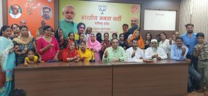 : केंद्र में मोदी सरकार द्वारा मुस्लिम महिलायों के हितों की रक्षा हेतु तीन तलाक कानून को बनाने को लेकर मनोनीत पार्षद हाजी मोहम्मद खुर्शीद के नेतृत्व में अल्पसंख्यक समुदाय के लोगों ने पार्टी कार्यालय कमलम् में भारतीय जनता पार्टी चंडीगढ़ के प्रदेश अध्यक्ष संजय टंडन से भेंटवार्ता की और आभार व्यक्त किया | इस अवसर पर मुस्लि: केंद्र में मोदी सरकार द्वारा मुस्लिम महिलायों के हितों की रक्षा हेतु तीन तलाक कानून को बनाने को लेकर मनोनीत पार्षद हाजी मोहम्मद खुर्शीद के नेतृत्व में अल्पसंख्यक समुदाय के लोगों ने पार्टी कार्यालय कमलम् में भारतीय जनता पार्टी चंडीगढ़ के प्रदेश अध्यक्ष संजय टंडन से भेंटवार्ता की और आभार व्यक्त किया | इस अवसर पर मुस्लिम महिलायों ने लड्डू खिला कर प्रदेशाध्यक्ष टंडन का मुंह मीठा करवाया | म महिलायों ने लड्डू खिला कर प्रदेशाध्यक्ष टंडन का मुंह मीठा करवाया |